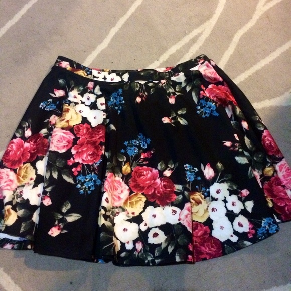 Forever21 floral skirt size medium