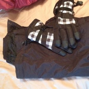 Black snow pants & snow gloves