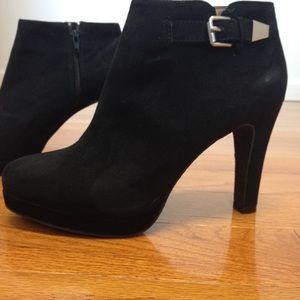 NWOT Black suede platform style half boot