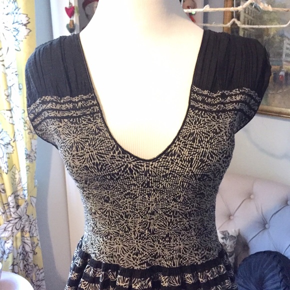 SOLD IN BUNDLE🎉'Downtown Chic' HP💖🎉DRESS - Picture 2 of 4