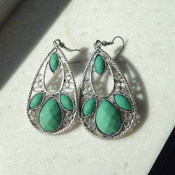 Emerald teardrop earring