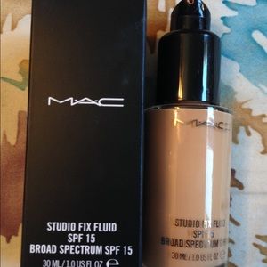 Mac Studio Fix Fluid in shade NW 22