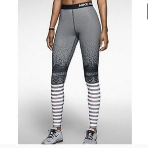 🚫🚫SOLD ON ⓂERCARI Brand new nikes tights Sz m