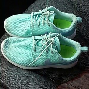 CUTE NIKE ROSHE RUNS