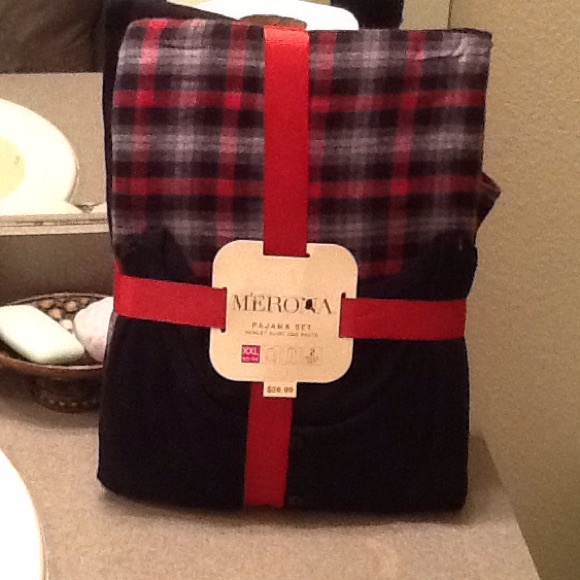 Pajama set - Picture 2 of 3