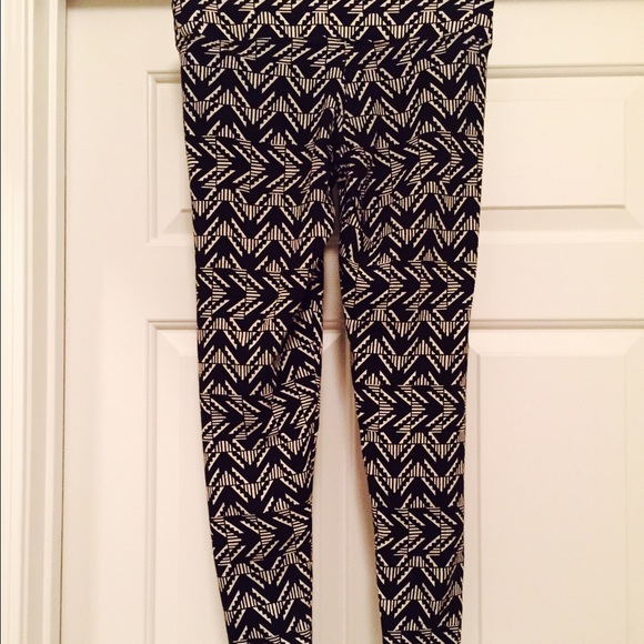 🚫SOLD🚫VS Pink Aztec printed leggings - Size XS