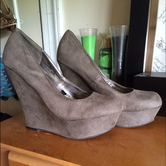 Grey suede wedges size 7 1/2 - Picture 1 of 2