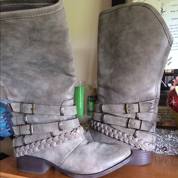 Grey boots, worn once, size 8