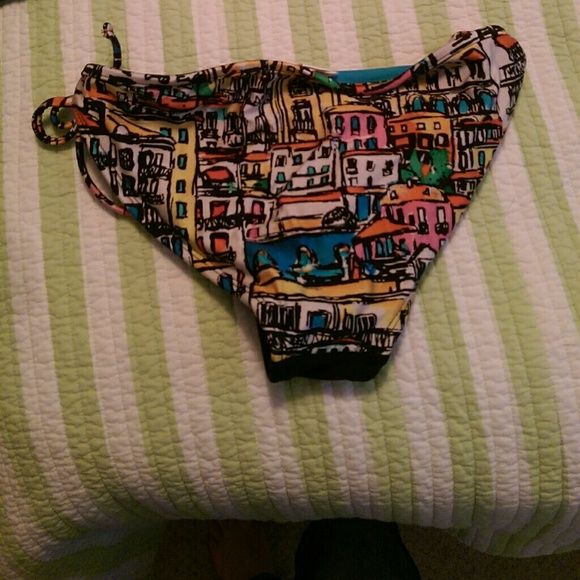 Bikini - Picture 2 of 3