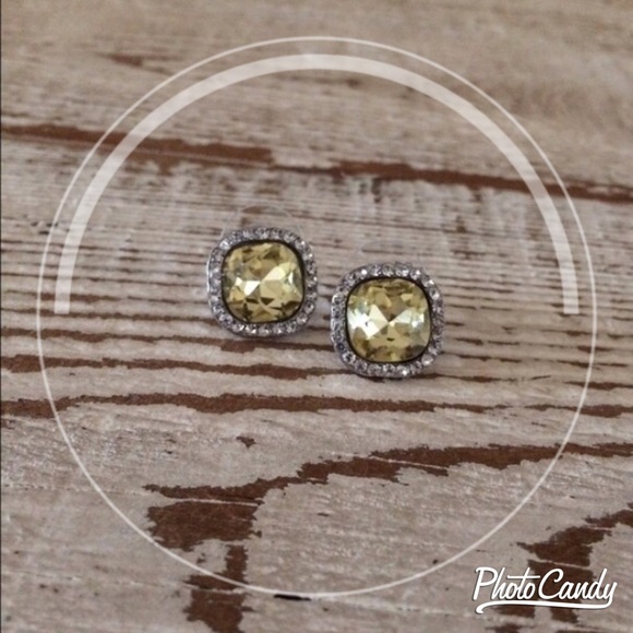 Jewelry - SUMMER SALE☀️Yellow studs😍