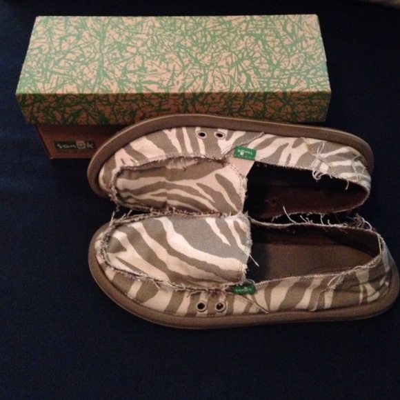 zebra print sanuks