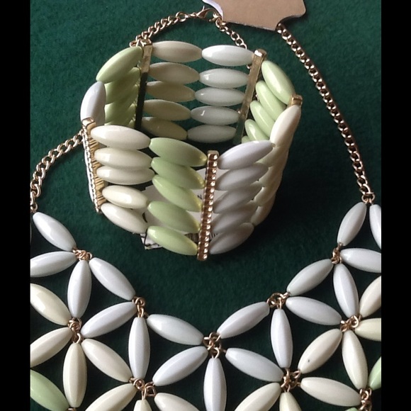 H.P. 4/12 Soft Mint Statement Necklace & Bracelet - Picture 2 of 4