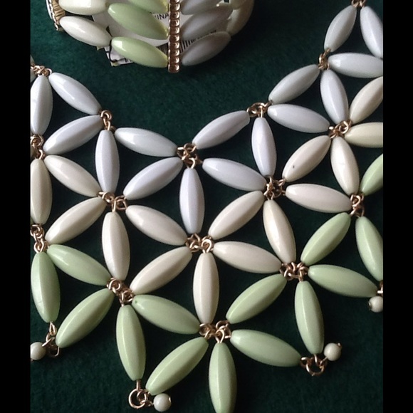 H.P. 4/12 Soft Mint Statement Necklace & Bracelet - Picture 3 of 4