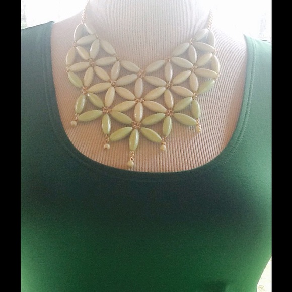 H.P. 4/12 Soft Mint Statement Necklace & Bracelet - Picture 4 of 4