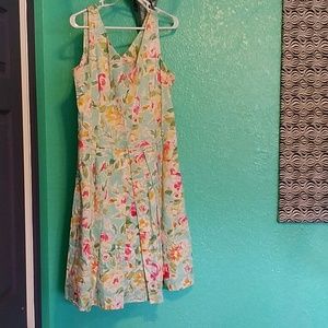 Spring v-neck pleated full skirt dress.