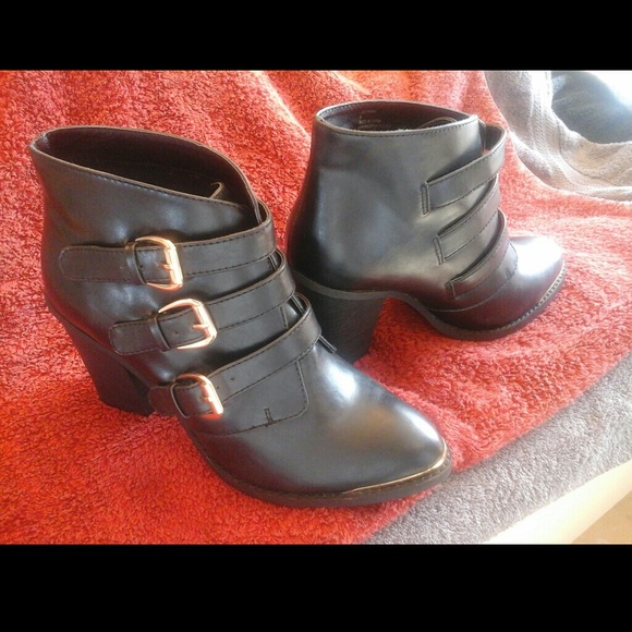 Black 3 buckle boot