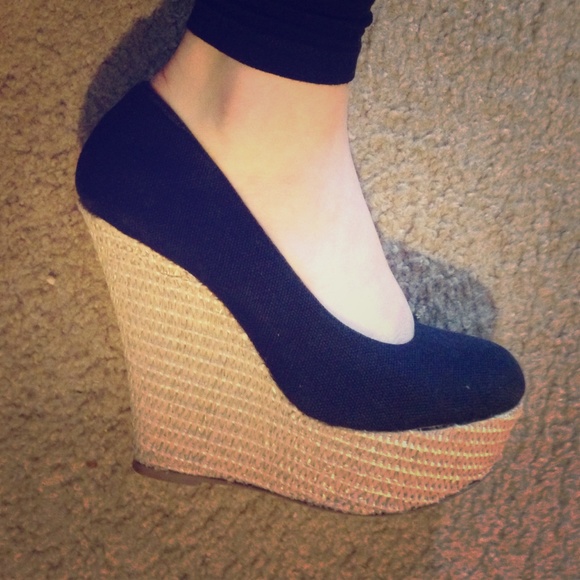 Black wedges