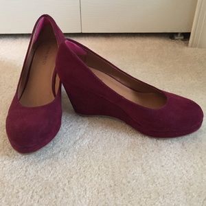 Nine West Cranberry Suede wedges, size 7 like new!