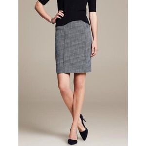 NWT Banana Tweed Pencil Skirt 4P