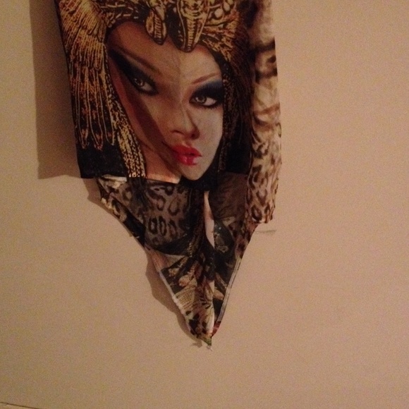 Cute half top - Picture 2 of 2