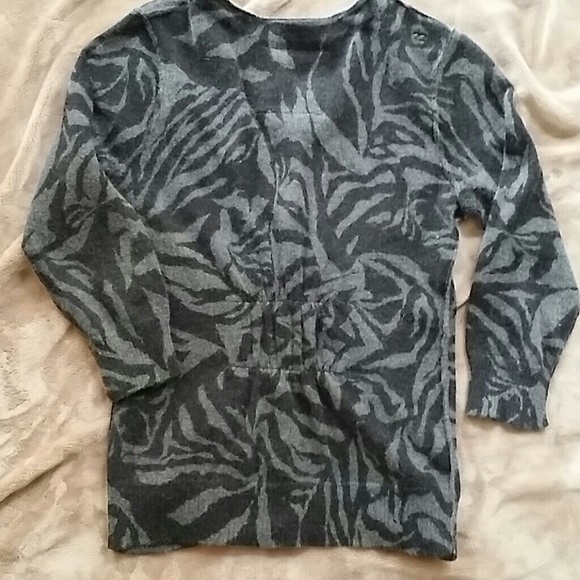 LIKE NEW BILLABONG SWEATER - Picture 2 of 2