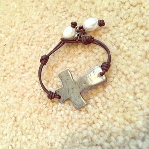 Cross bracelet on leather with freshwater pearls