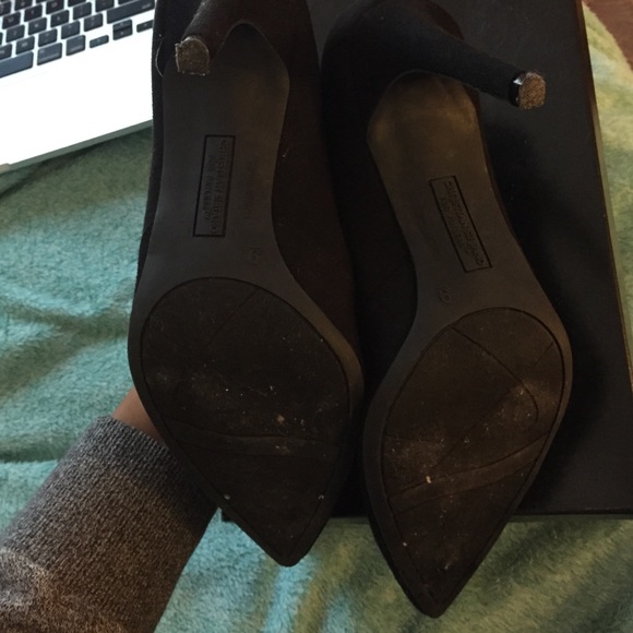 Black & Gold Pumps - Picture 4 of 4