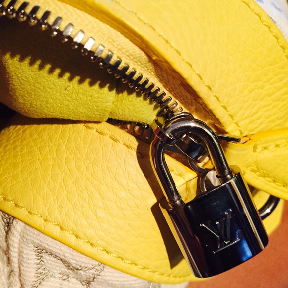 Louis Vuitton 💯Authentic Juane Yellow Springtime! - Picture 4 of 10