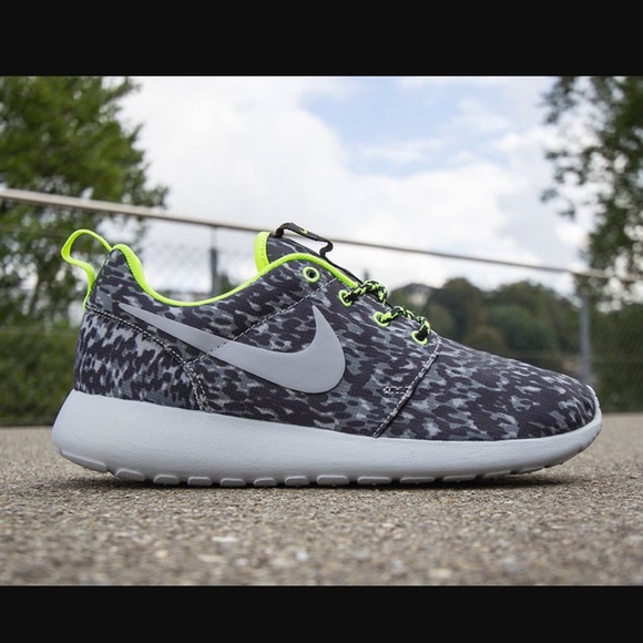 Nike Shoes - Nike roshe runs sz 7