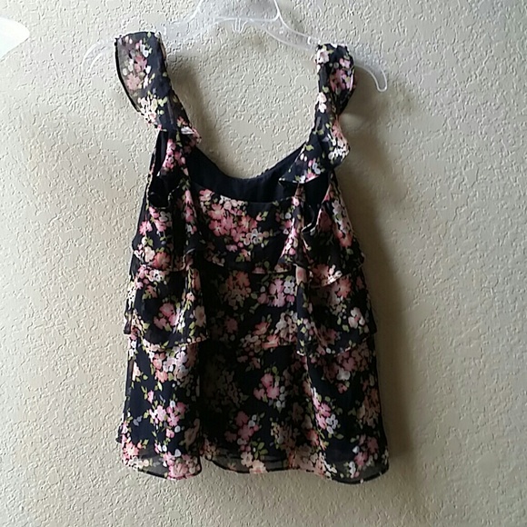 LIKE NEW LAUREN CONRAD TOP - Picture 3 of 3