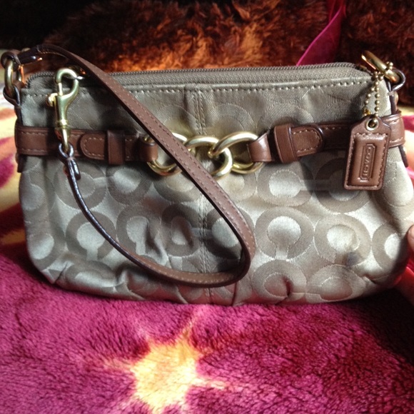 Clutches & wallets