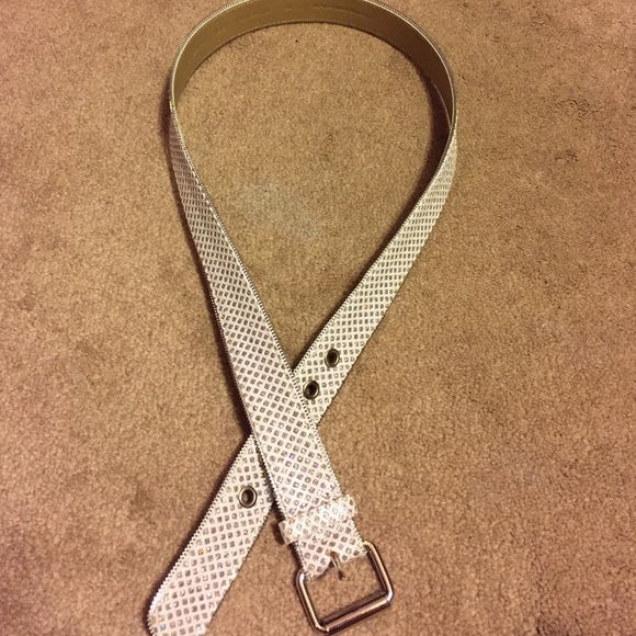 White belt w/ silver/sparkly diamond pattern