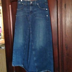 👖👢LEVI Brand Denim Maxi Skirt Size 14 ✨🌎