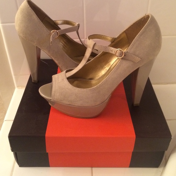 Guess Heels - Picture 2 of 2