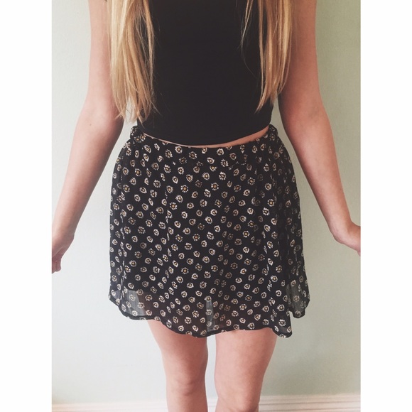 ✨BRANDY MELVILLE DAISY SKIRT✨