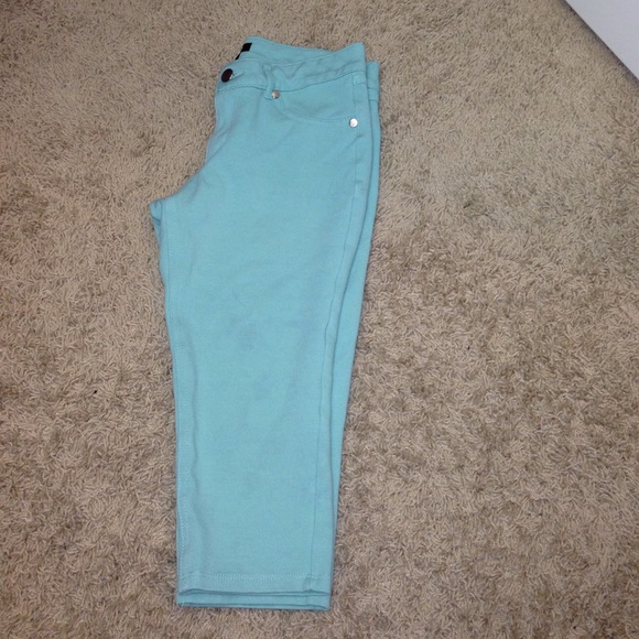 Turquoise stretchy capris