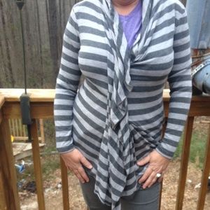 Grey and dark grey shaw