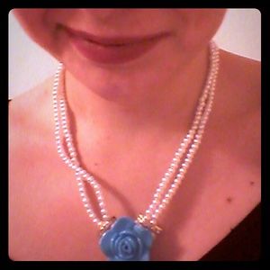 Beautiful, flower necklace and earrings!!