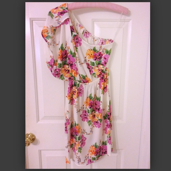 Floral one-shoulder dress 🌺🌸🌷