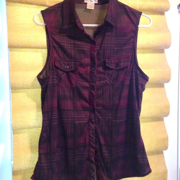 Sleeveless plaid button up shirt