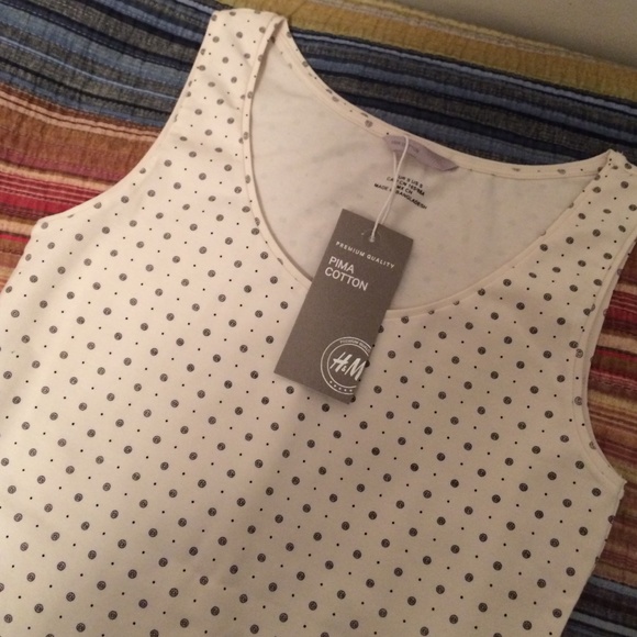 White T with black polka dots - Picture 1 of 3