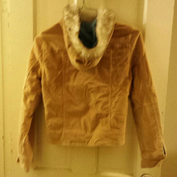 A coat - Picture 2 of 4