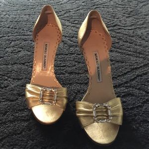 Manolo Blahnik gold Leather Buckle Heel/pump sz 36