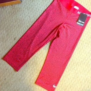 Red Nike Pro printed crop legging
