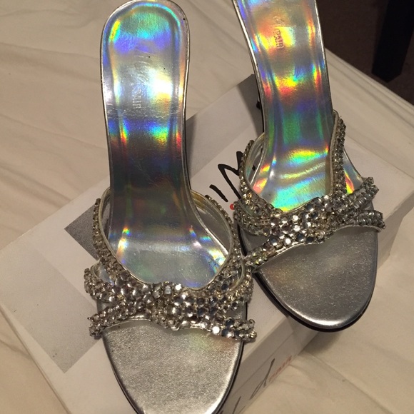 Strap diamond heels