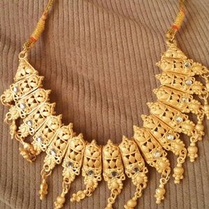 Necklace and earring set