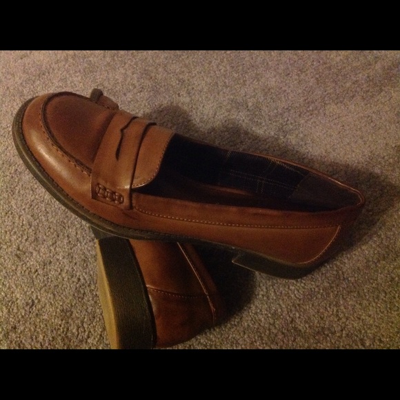 Tan, leather penny loafers.