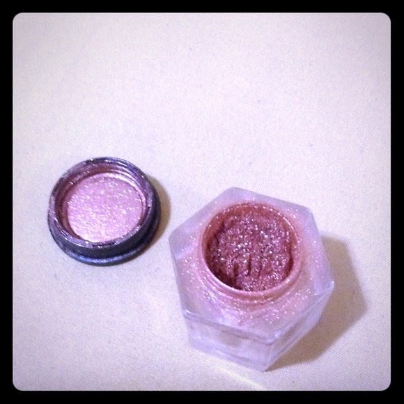 Benefit beautiful shimmer eye shadow powder!