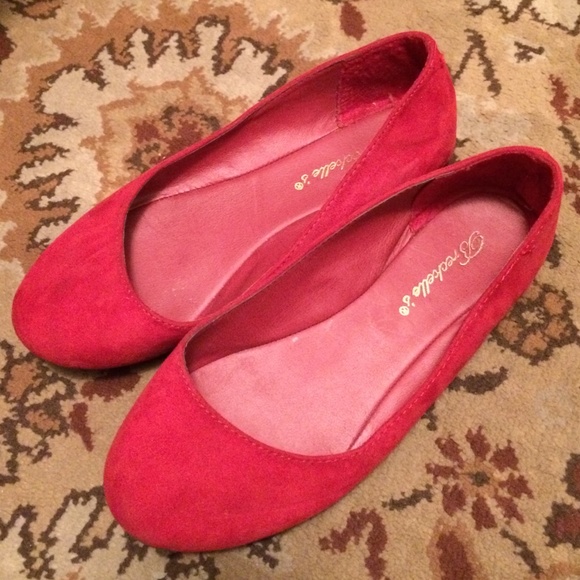 Red flats - Picture 1 of 3