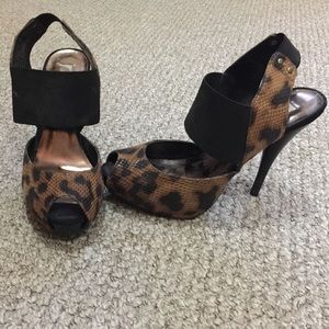 Vera Wang platform pump